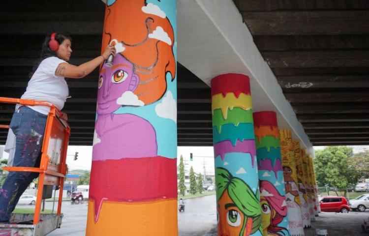 Decoran los puentes con su arte urbano