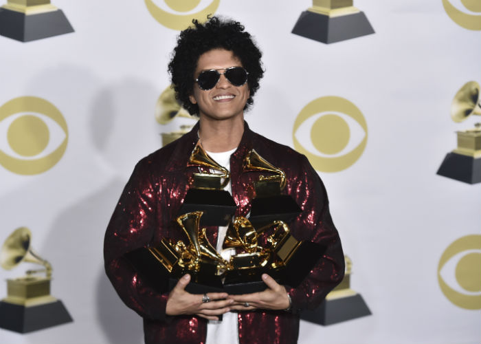 BRUNO MARS arrasa en los Grammy