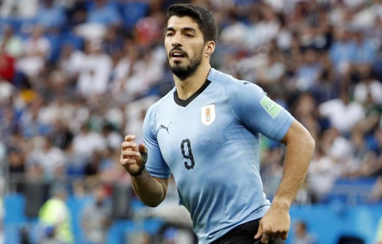 Un gol de Suárez clasifica a Uruguay y Rusia para octavos de final