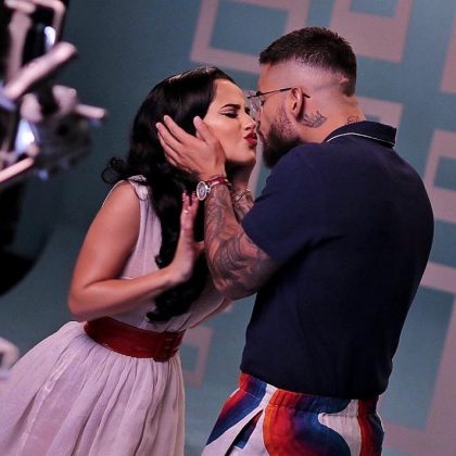 Novia de MALUMA no aprueba beso con BECKY G