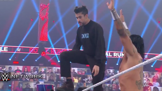 BAD BUNNY en la WWE saltó desde el ring para dejar a dos luchadores en el suelo